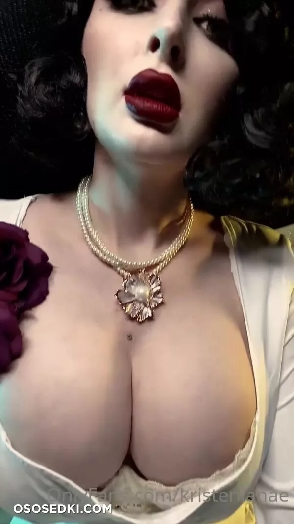 Kristen Lanae - Lady Dimitrescu - 27