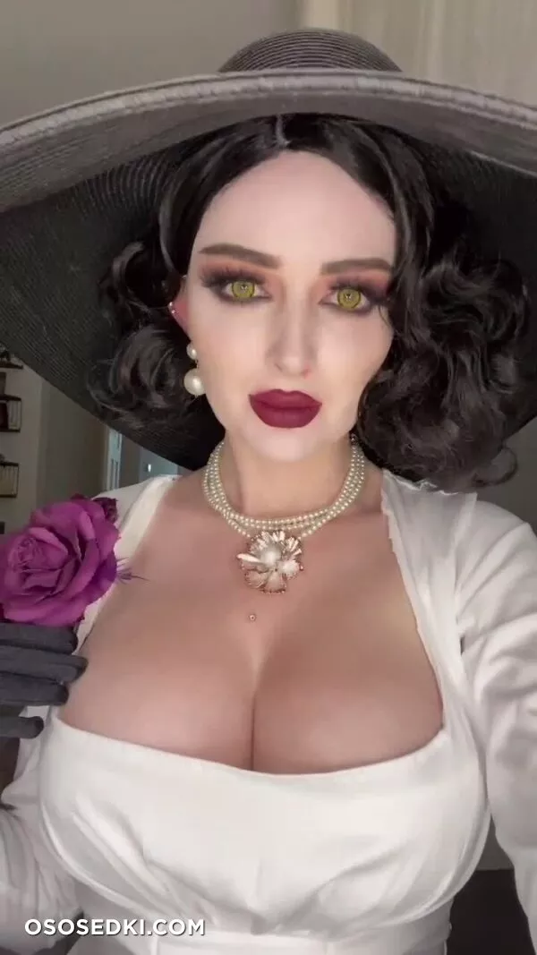 Kristen Lanae - Lady Dimitrescu - 7