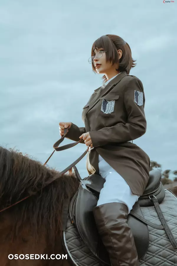 Umeko J cosplay Hange Zoe - Attack on Titan - 11