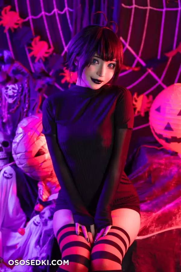 Umeko J cosplay Mavis Dracula - Hotel Transylvania - 1
