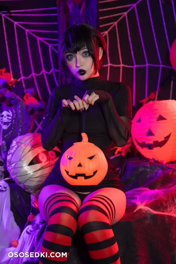 Umeko J cosplay Mavis Dracula - Hotel Transylvania - 3