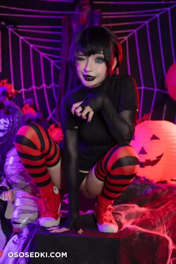 Umeko J cosplay Mavis Dracula - Hotel Transylvania - 4