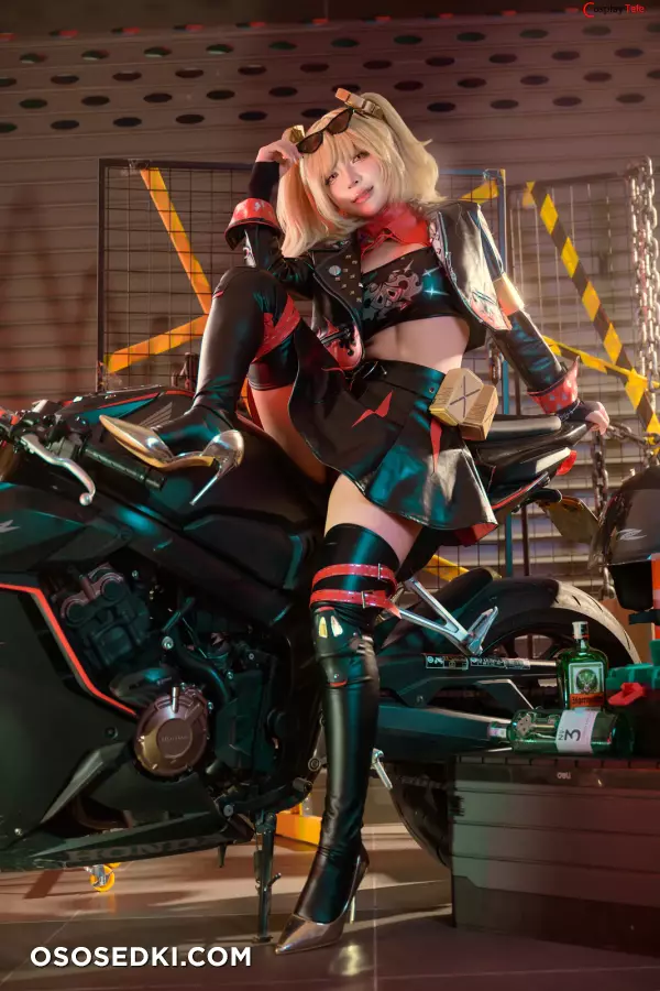 Umeko J cosplay Burnice White - Zenless Zone Zero - 1