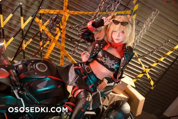 Umeko J cosplay Burnice White - Zenless Zone Zero - 4