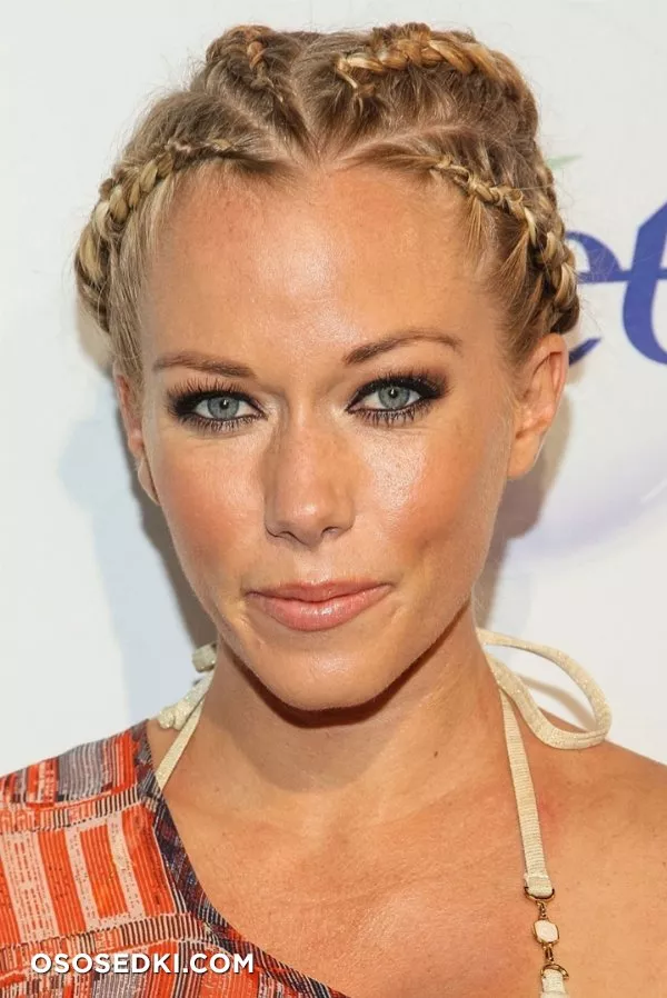 Kendra Wilkinson - 40