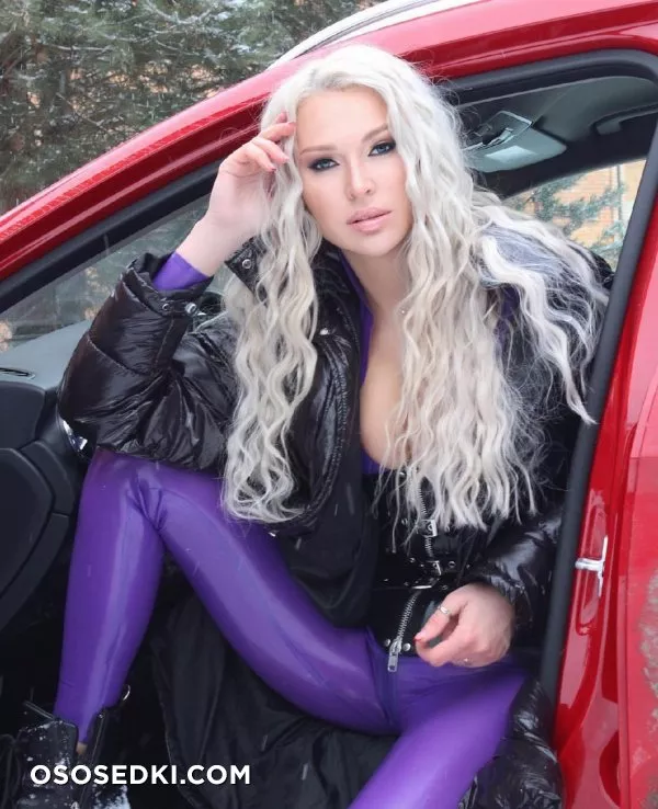 Random girls in latex - 69