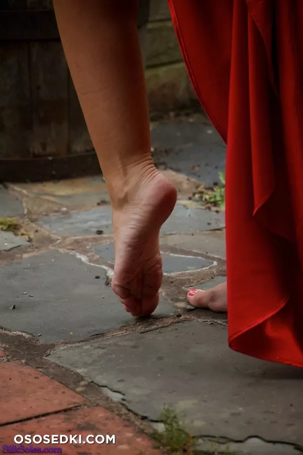 Hannah Claydon - Take A Turn Around The Garden - 8