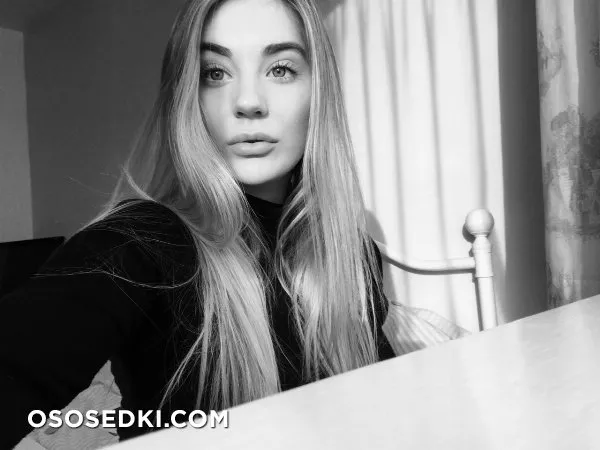 Charlie B - Set # 3943 - 700