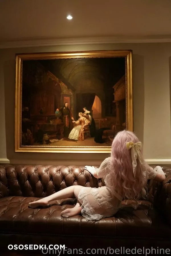 Belle Delphine Candles and paintings - 7