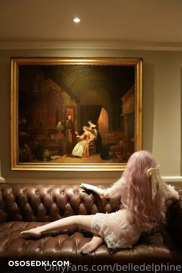 Belle Delphine Candles and paintings - 9