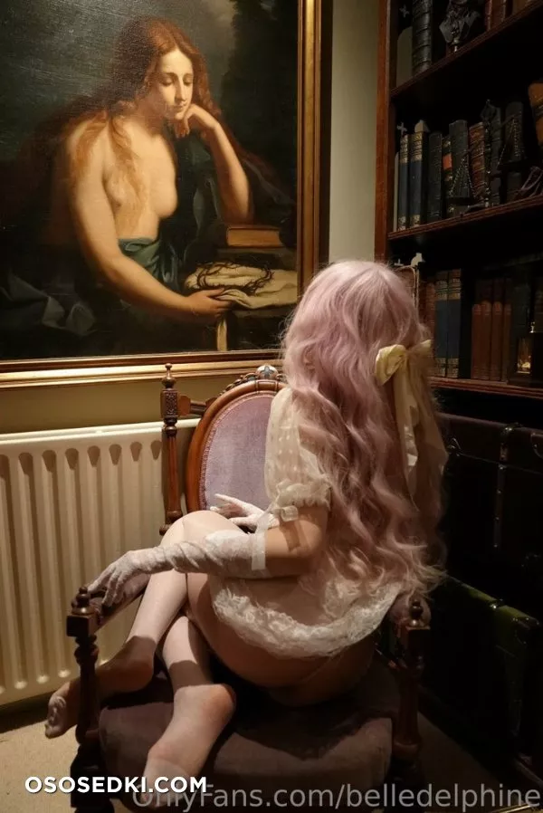 Belle Delphine Candles and paintings - 16
