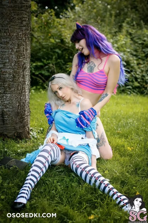 Carry me to wonderland
Alice by oo_e_l_e_n_a_oo
Cheshire Cat by brisen_sg - 9