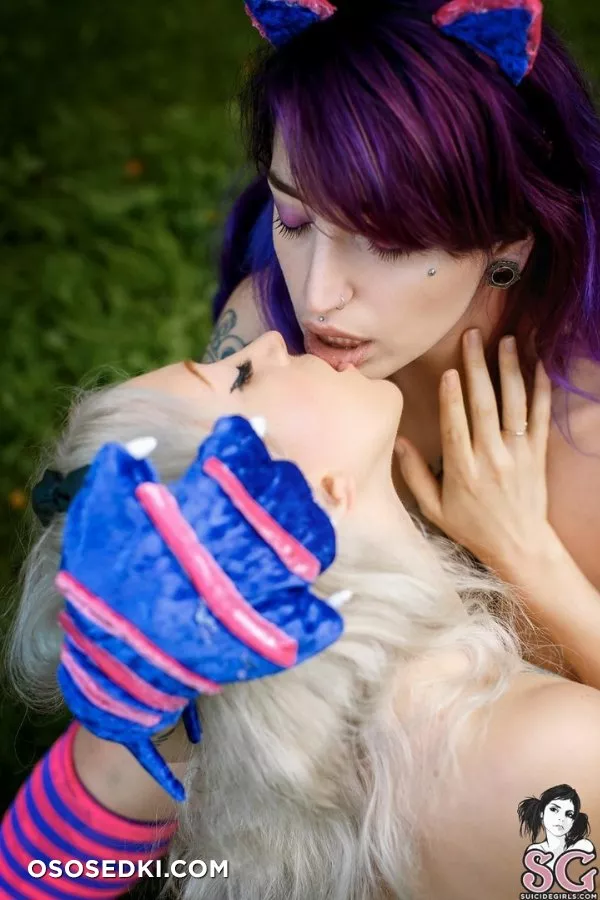 Carry me to wonderland
Alice by oo_e_l_e_n_a_oo
Cheshire Cat by brisen_sg - 39