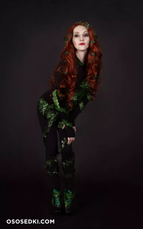 Poison ivy & Batwoman from DCCOMICS - 2