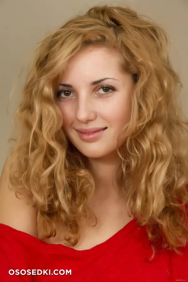Tofana A - Hot in red - 14