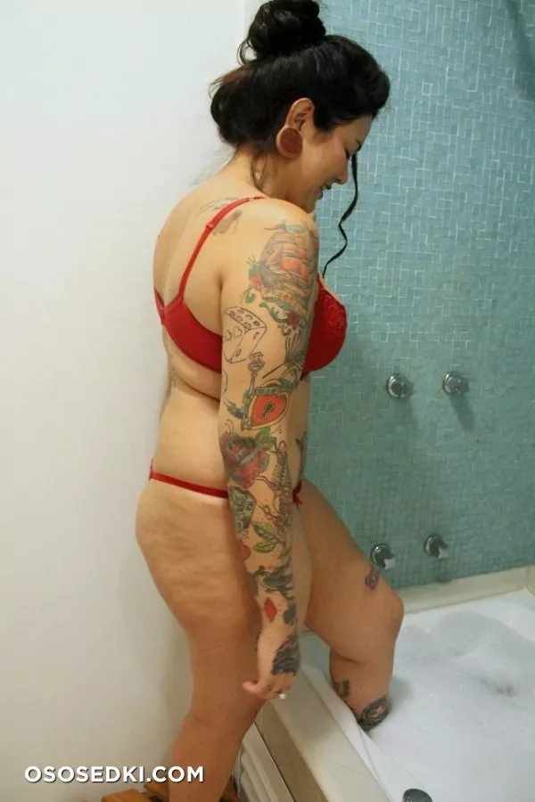 Wolfsqueen - A Hot Day In A Hot Tub - 9