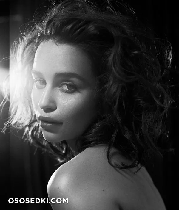 Эмилия Кларк голая - фото Emilia Clarke - 44