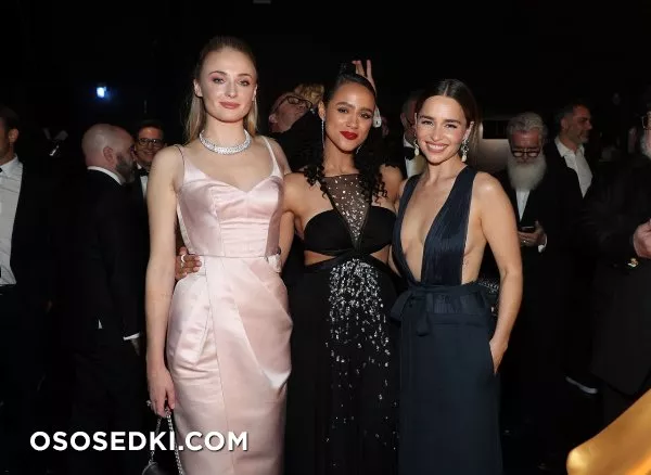 Эмилия Кларк голая - фото Emilia Clarke - 323
