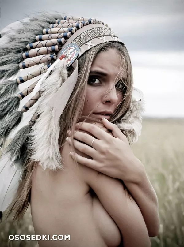 Кейтлин Стэйси голая - фото Caitlin Stasey - 1