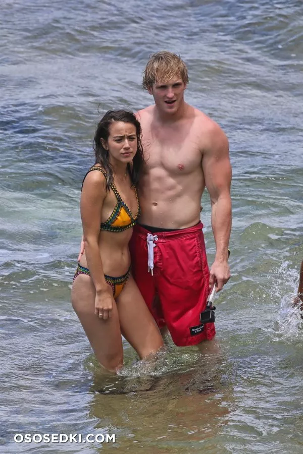 Хлоя Беннет голая - фото Chloe Bennet - 19