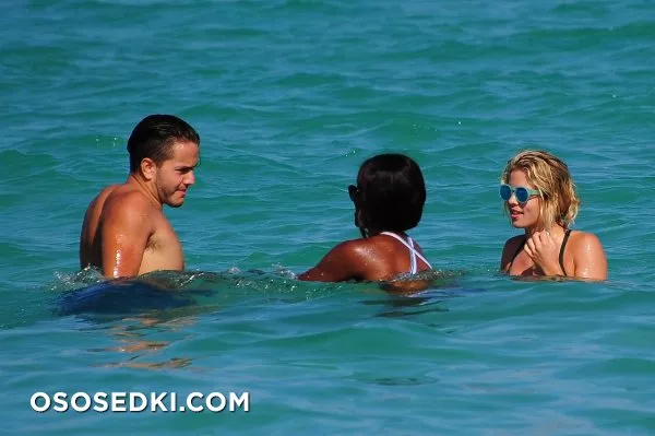 Эмили Бетт Рикардс голая, Emily Bett Rickards фото - 31