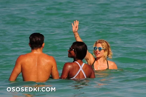 Эмили Бетт Рикардс голая, Emily Bett Rickards фото - 32