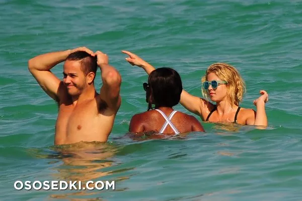 Эмили Бетт Рикардс голая, Emily Bett Rickards фото - 33