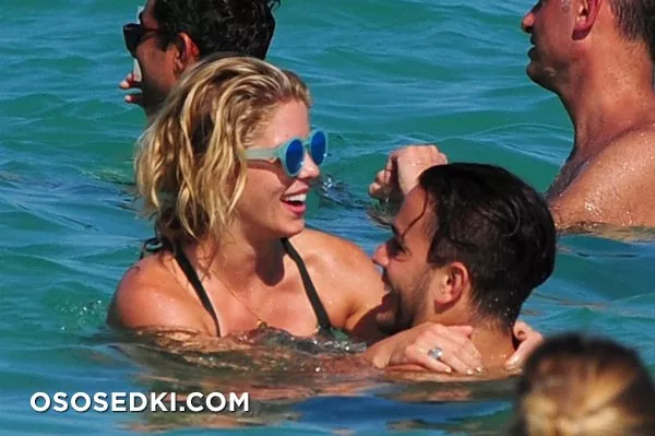 Эмили Бетт Рикардс голая, Emily Bett Rickards фото - 43