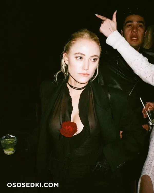Майка Монро голая - Maika Monroe фото - 60