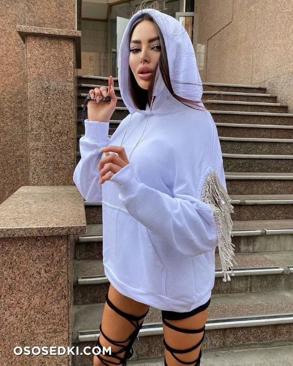 Alena Omovych - 306