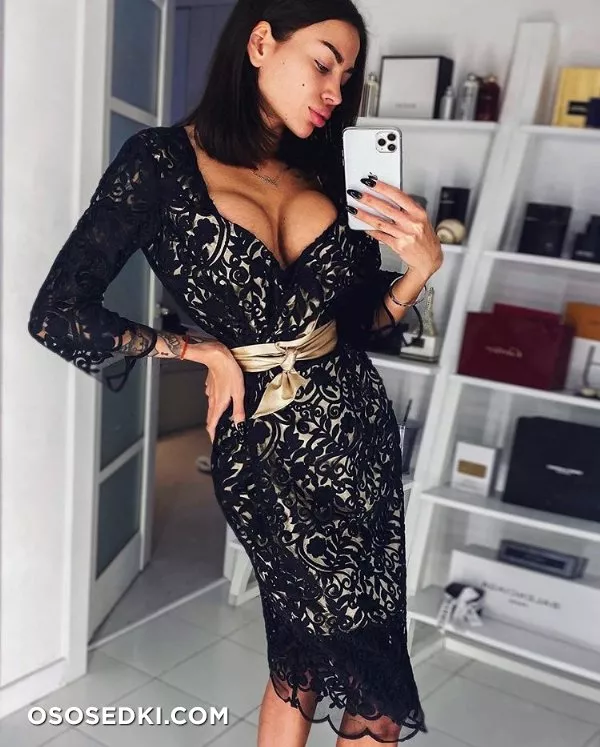 Alena Omovych - 402