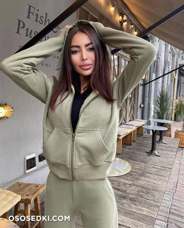 Alena Omovych - 613