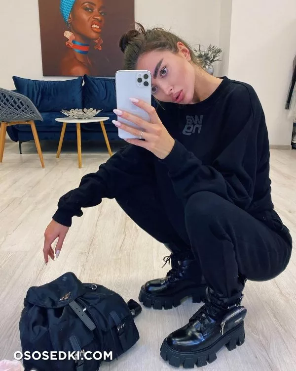 Alena Omovych - 650