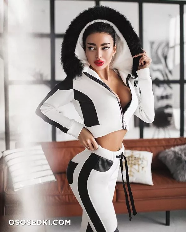 Alena Omovych - 738