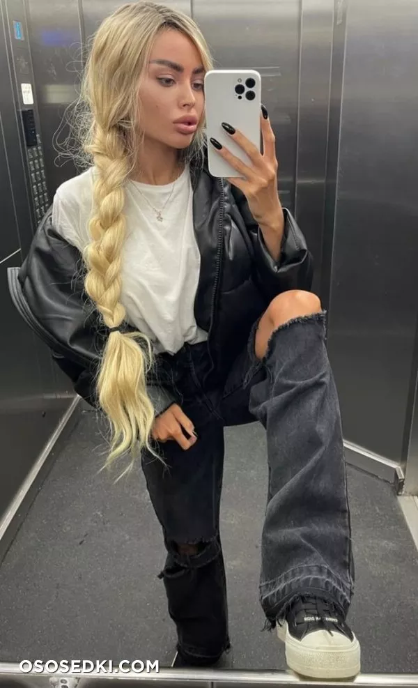 Alena Omovych - 915