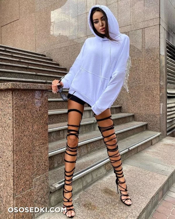 Alena Omovych - 920