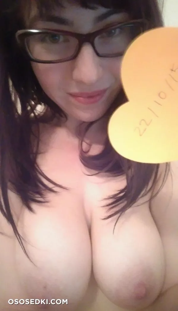 smiling at the nipple is also licked the soft-breasted beauty - 3