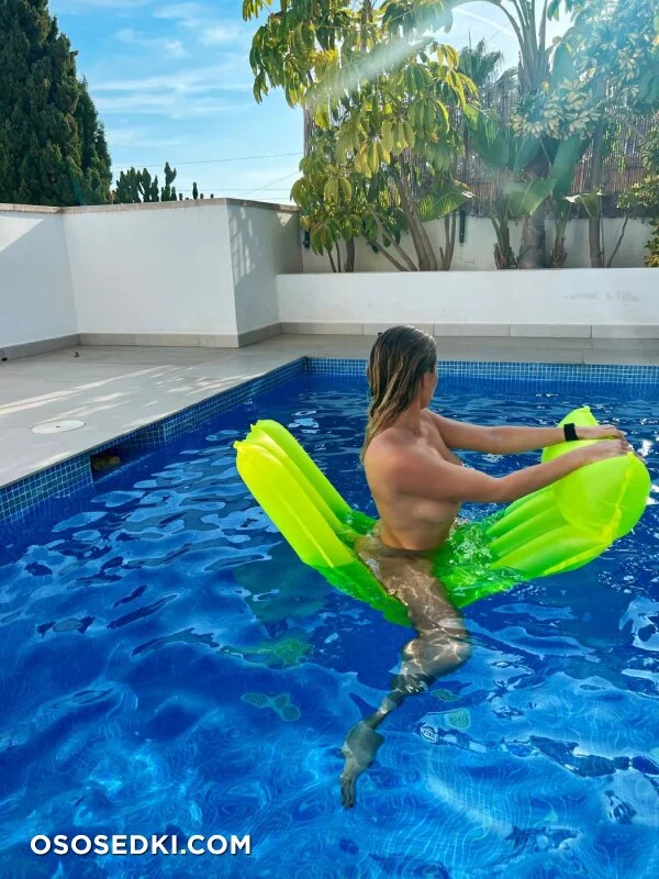 Kat Wonders Nude Pool Float nude. Onlyfans, Patreon leaked 4 nude photos and videos